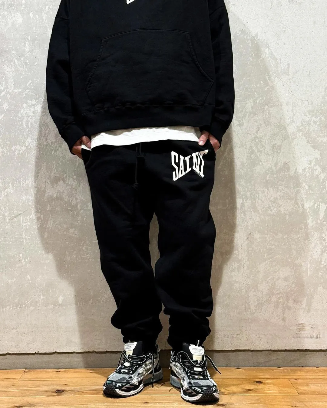 SAINT Mxxxxxx RIBON SAINT HOODIE/BLK The latest SAINT basic loose hoodie, black S-XL, original uniform high weight and light fleece sweatshirt fabric, custom woven and dyed, original loose short fat version, unchanged from the knife, original flavor, original accessories, fruit main mark/wash mark/cherub mark complete, ready-to-wear pre-shrunk without deformation after washing